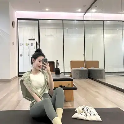何强